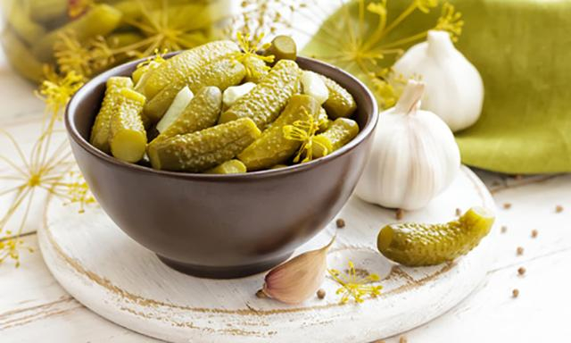5 причин, почему вам стоит включить соленые огурцы в зимний рацион