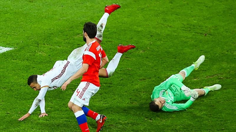 Вратарь сборной России получил ужасную травму: футболиста забрали в больницу прямо с поля Вратарь сборной России получил ужасную травму: футболиста забрали в больницу прямо с поля