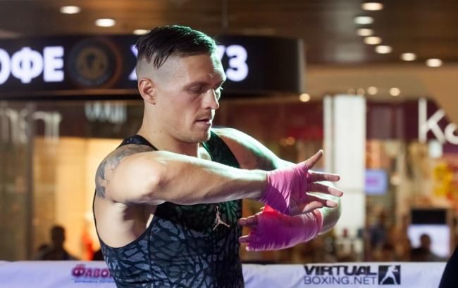 Усик здивував шанувальників банками на спині: фото Усик здивував шанувальників банками на спині: фото