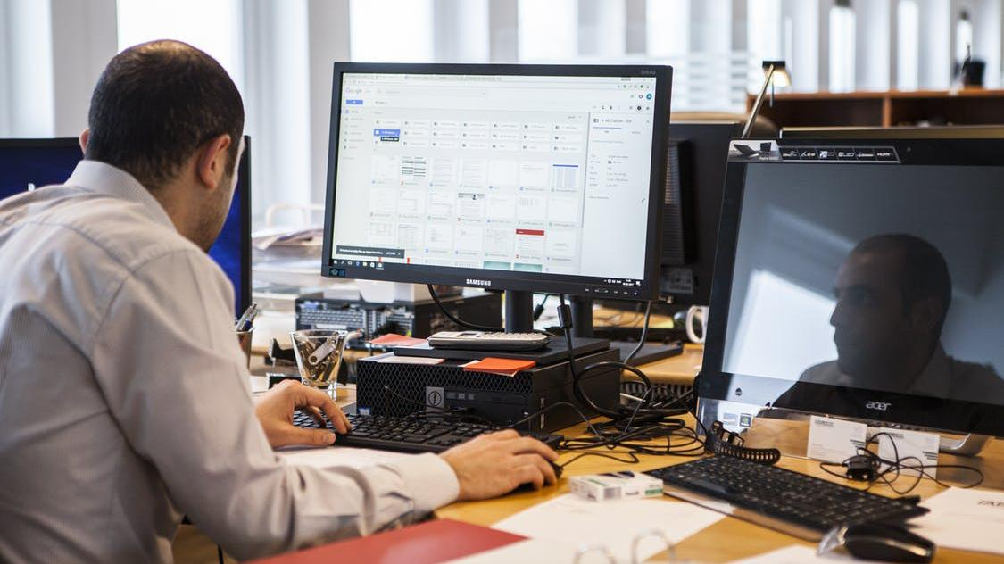 3 эффективных упражнения для шеи и спины в офисе за 5 минут