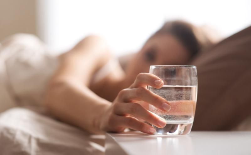 Почему утром нужно выпивать стакан воды: объяснение диетолога