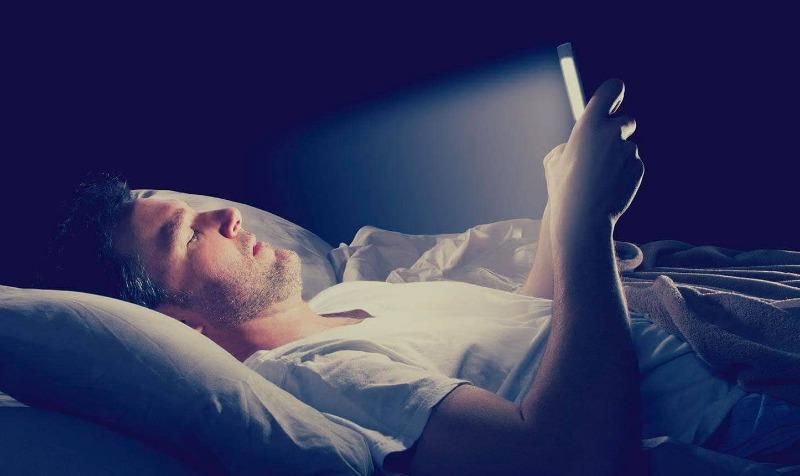 Чому спати біля смартфона небезпечно 