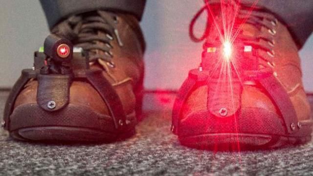 Для людей з хворобою Паркінсона створили унікальне лазерне взуття