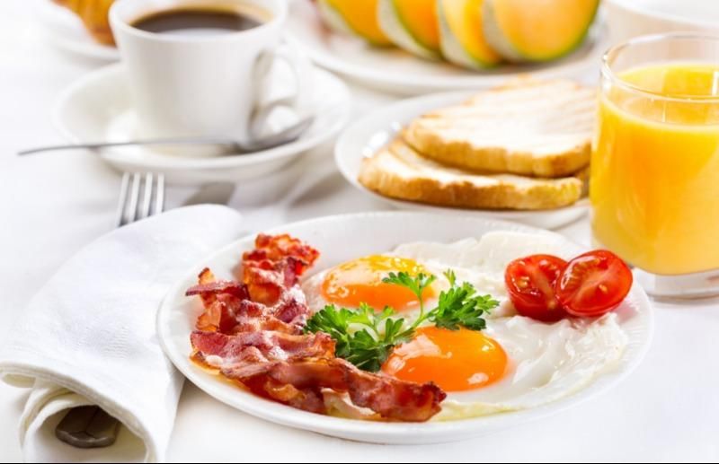 Ученые объяснили, чем вредна яичница с беконом на завтрак