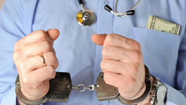 В Україні можуть ввести покарання для лікарів за видачу фальшивих довідок про вакцинацію В Україні можуть ввести покарання для лікарів за видачу фальшивих довідок про вакцинацію