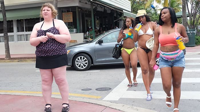 Фотограф показала, як перехожі зневажають її за надмірну вагу: фото Фотограф показала, як перехожі зневажають її за надмірну вагу: фото