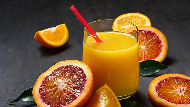 Вчені назвали, чим шкідливі фруктові соки 