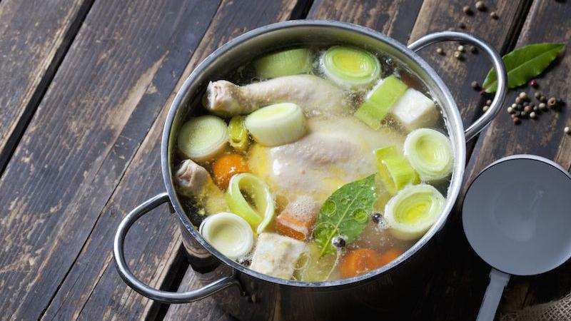 Чем полезен бульон: объяснение диетолога