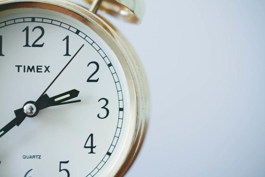 Чи варто скасувати переведення годинників в Україні? Ваша думка
