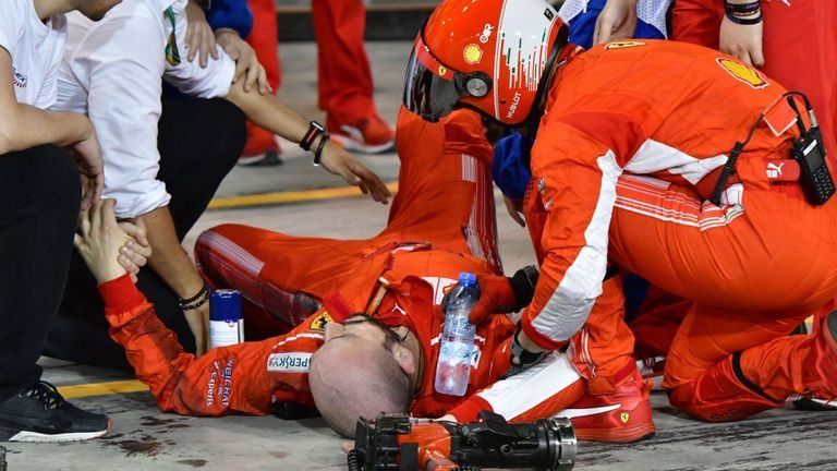 Відомий пілот Формули 1 під час гонки зламав ногу своєму механіку: моторошне відео (18+)