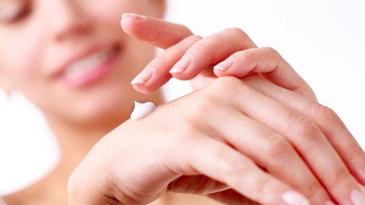 Как ухаживать за кожей рук весной: 3 основных правила