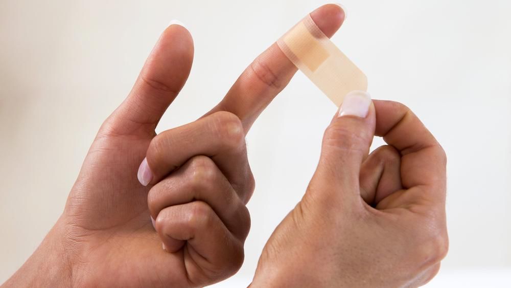 Почему нельзя заклеивать свежую рану пластырем