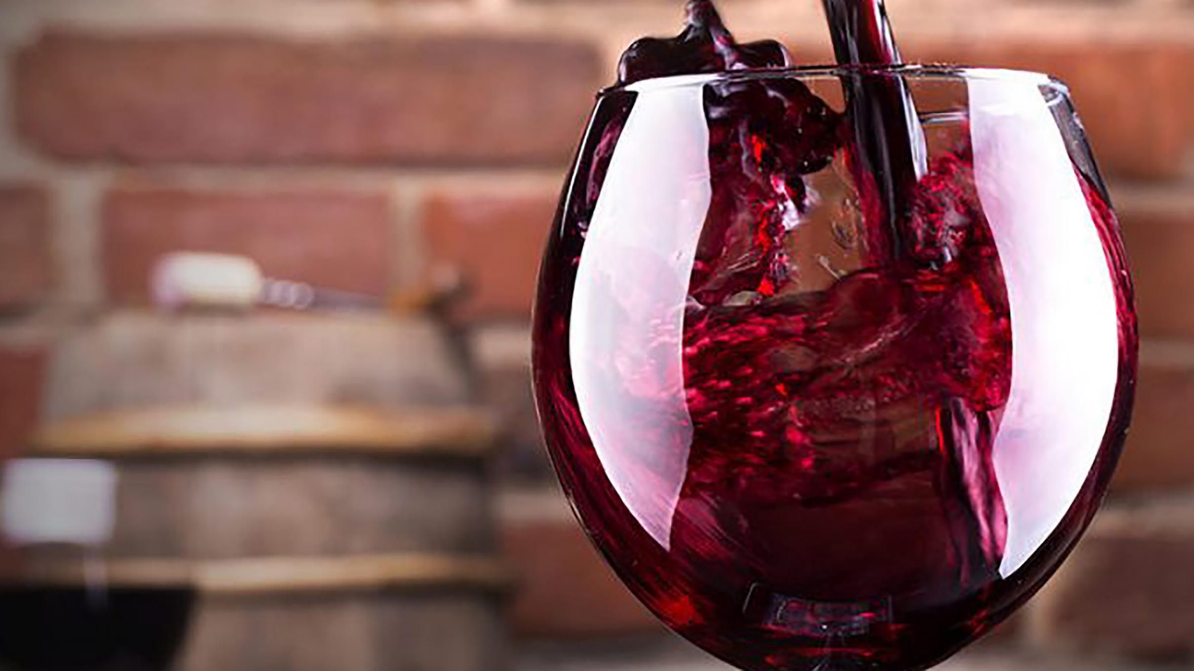 Медики дослідили, що червоне вино  – найгірший напій для шкіри
