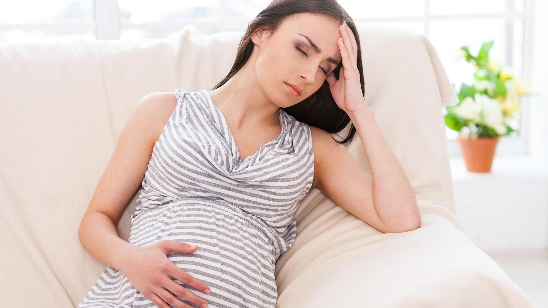 Чому болить шлунок під час вагітності: поширені причини