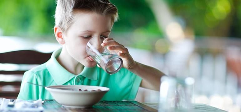 Чи можна пити воду під час їжі: цікаві факти від Супрун