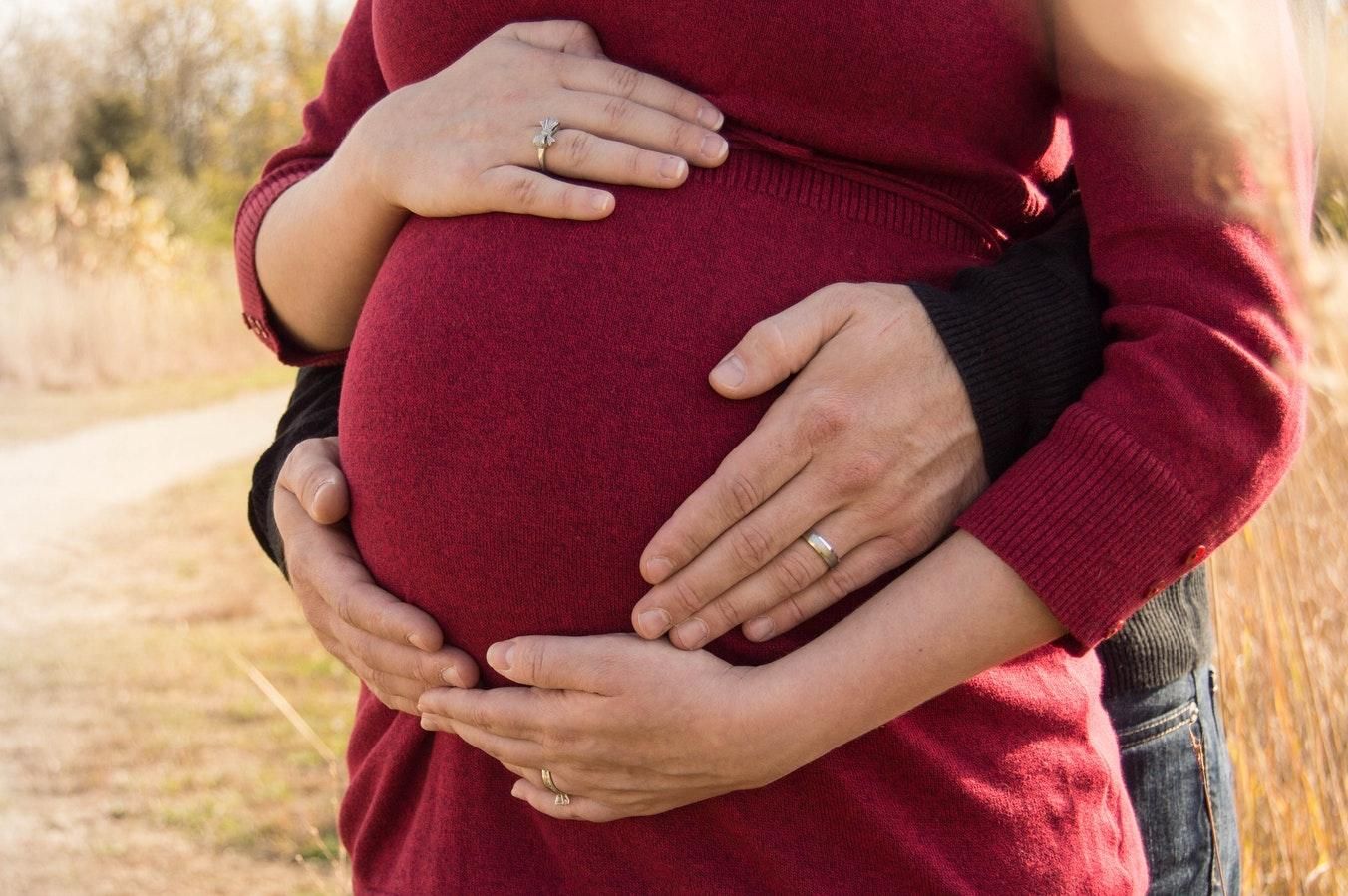 На якому місяці вагітності жінка починає відчувати рухи малюка