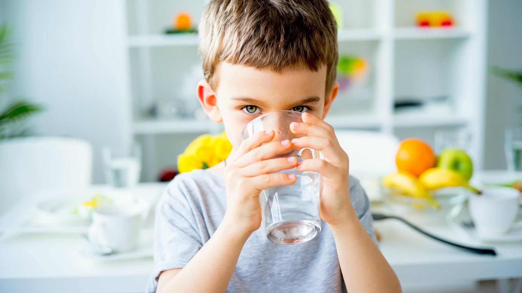 Як заохотити дитину пити воду: цінні поради від Супрун