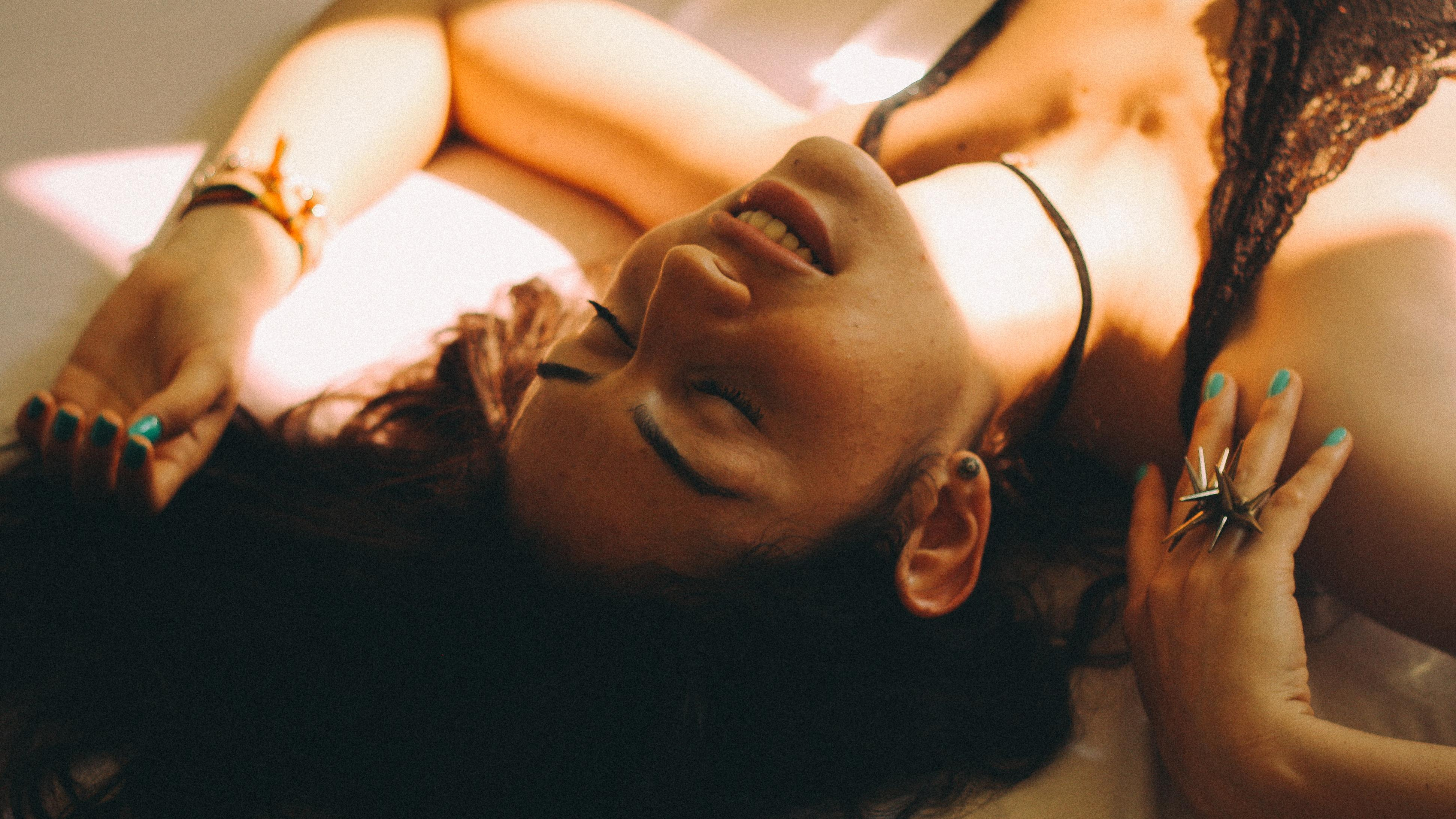 Может ли женщина жить без секса и оргазма: ответ врача