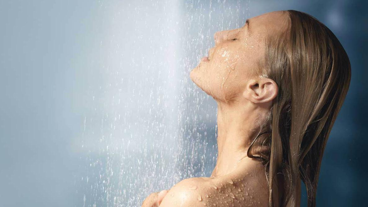 Почему не стоит принимать душ в жару: ответ врача