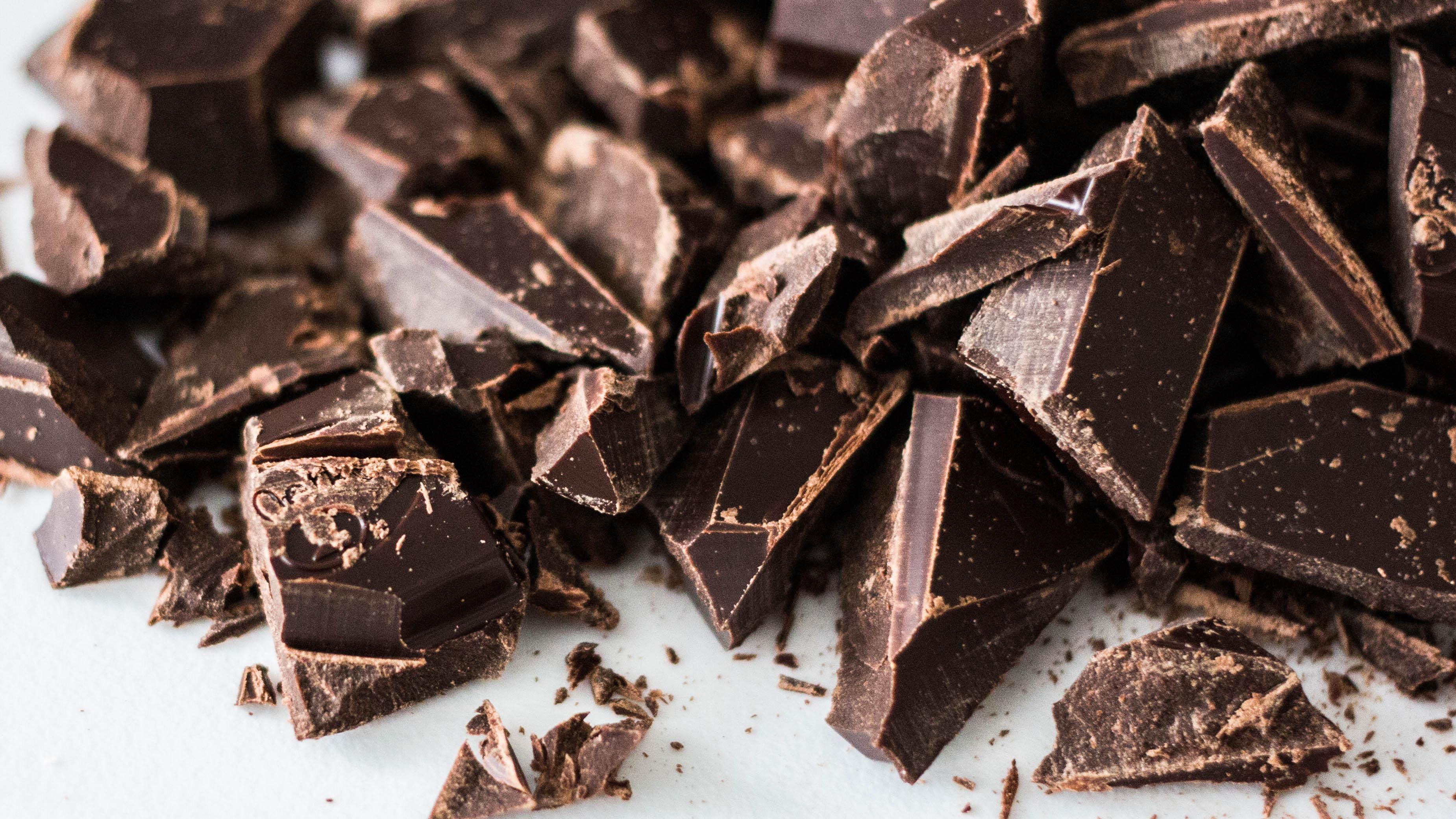Лікар пояснила, чи можна отруїтися протермінованим шоколадом
