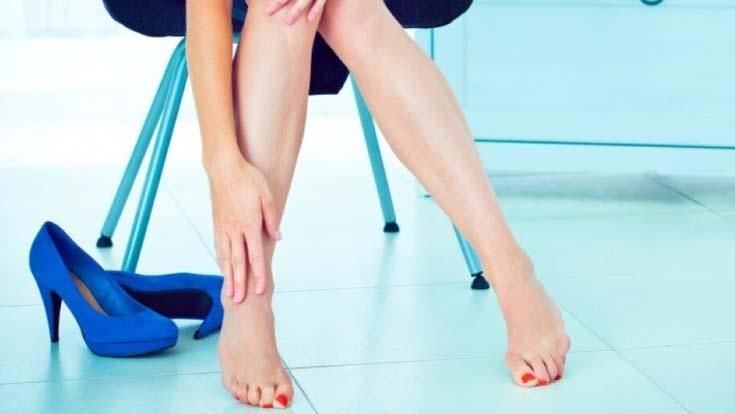 Почему отекают ноги летом в жару и что делать - ответ врача