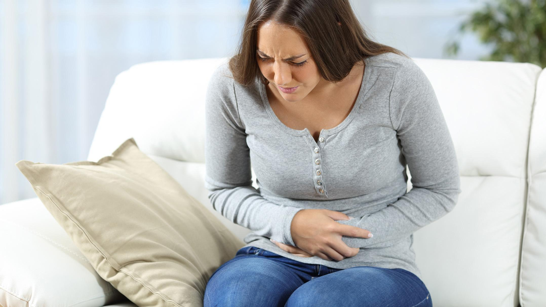 Медики назвали 5 распространенных причин боли в животе