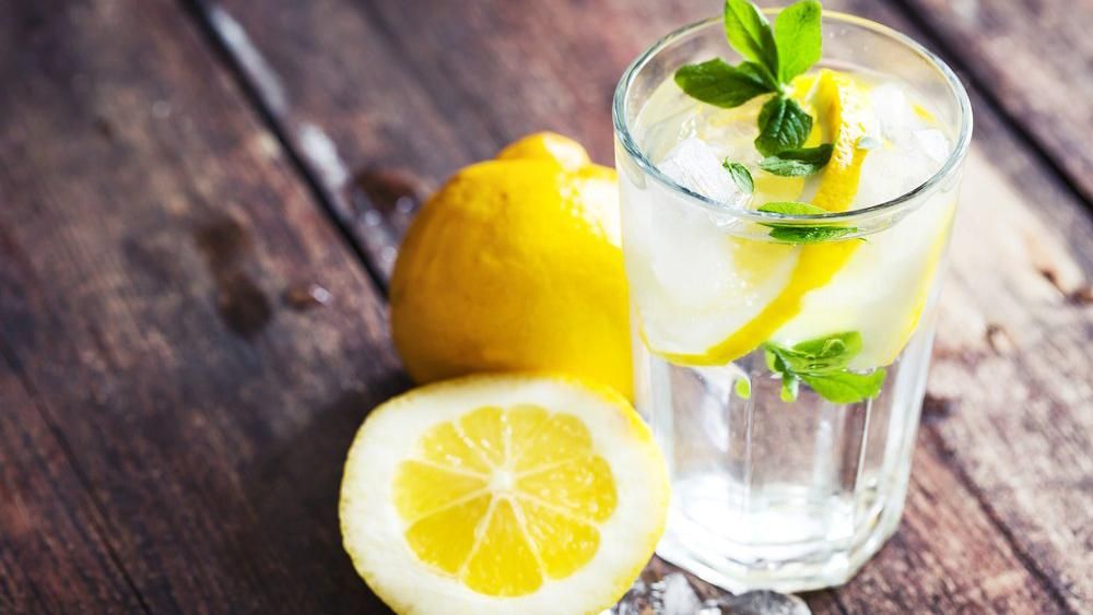 5 случаев, когда не стоит пить воду с лимоном
