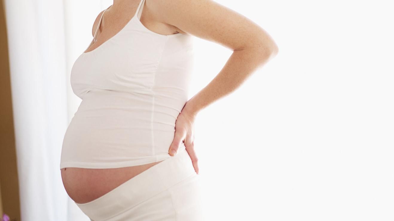 Чому болить спина під час вагітності: основні причини