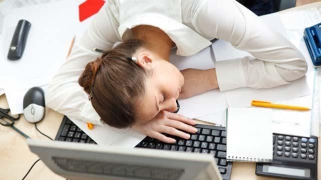 Що робити, коли на роботі хилить до сну