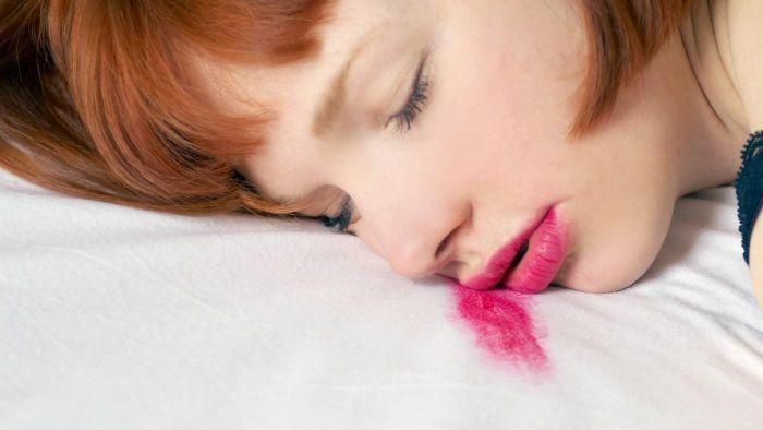 Заснуть с макияжем: как косметика губит здоровье лица