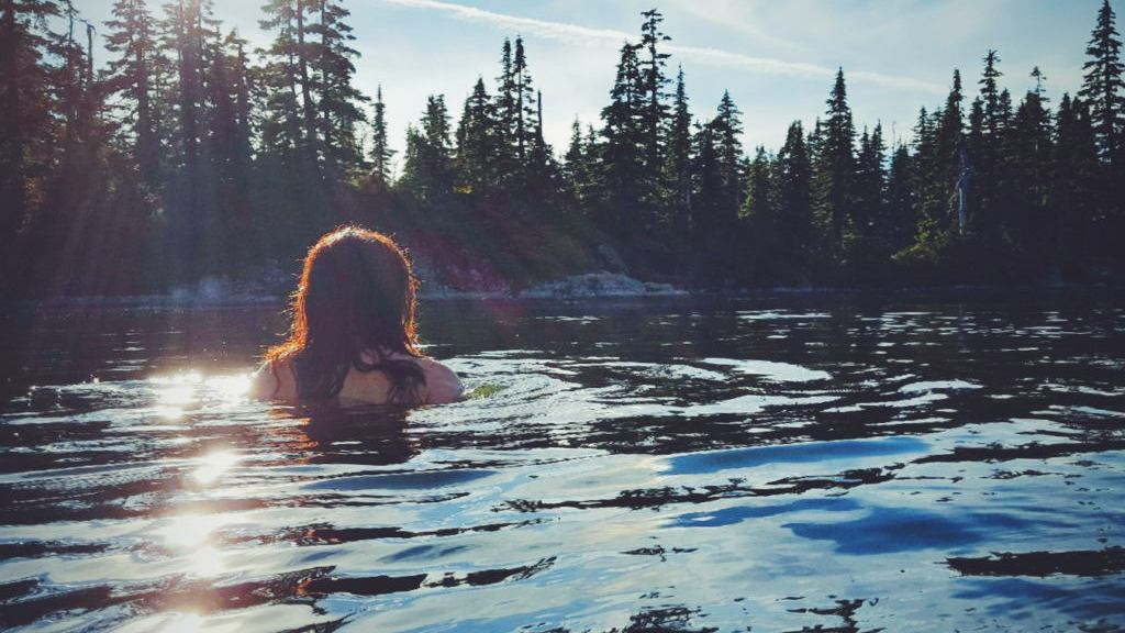 Врач назвал болезни, которые можно подцепить в водоеме