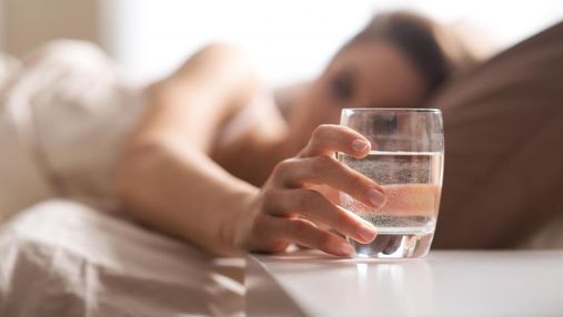 Лікар пояснила, чому потрібно пити склянку води перед сном
