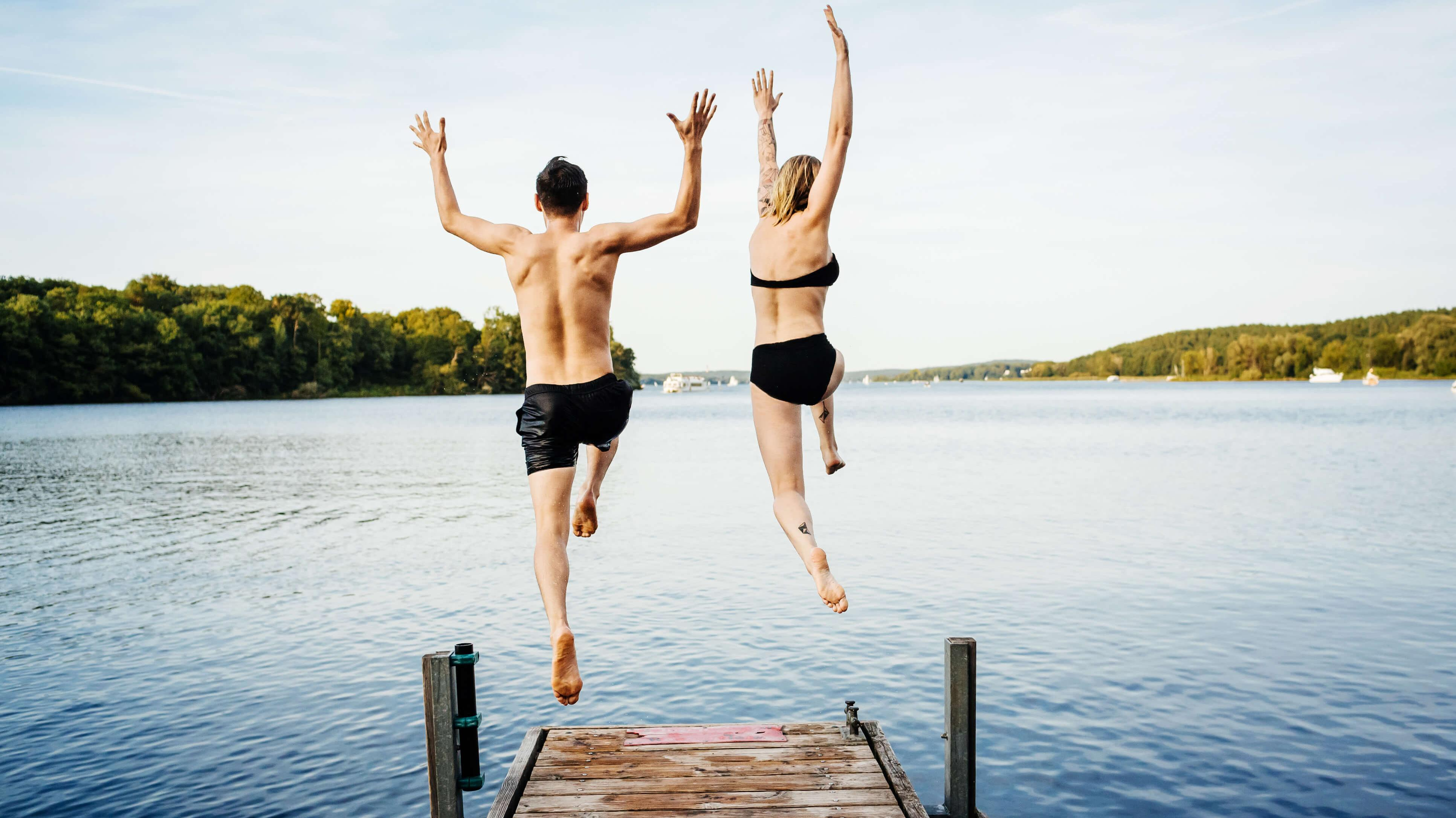 Почему опасно резко заходить в холодную воду в жару: ответ врача