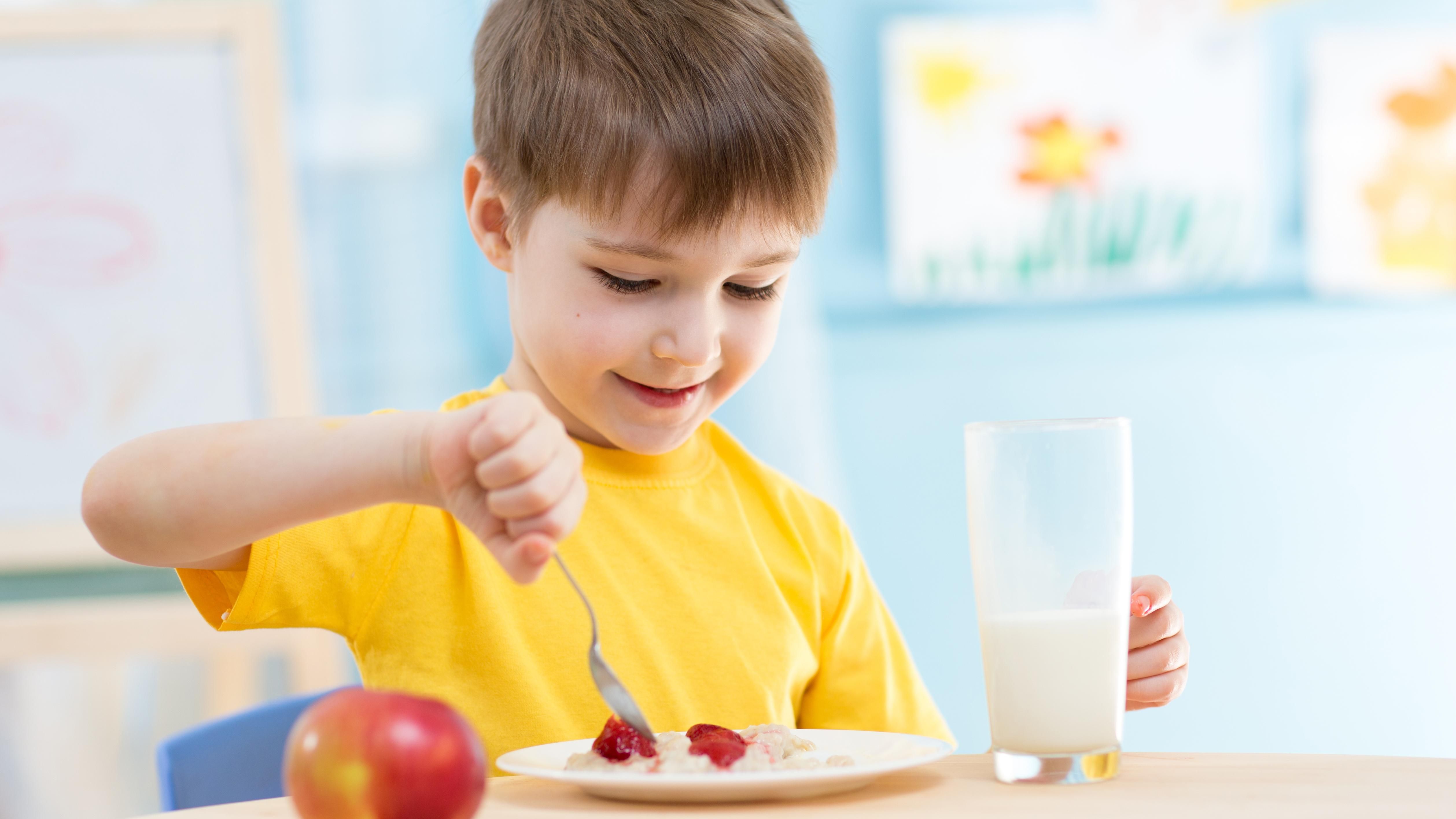 Чем кормить ребенка в жару: объяснение врача
