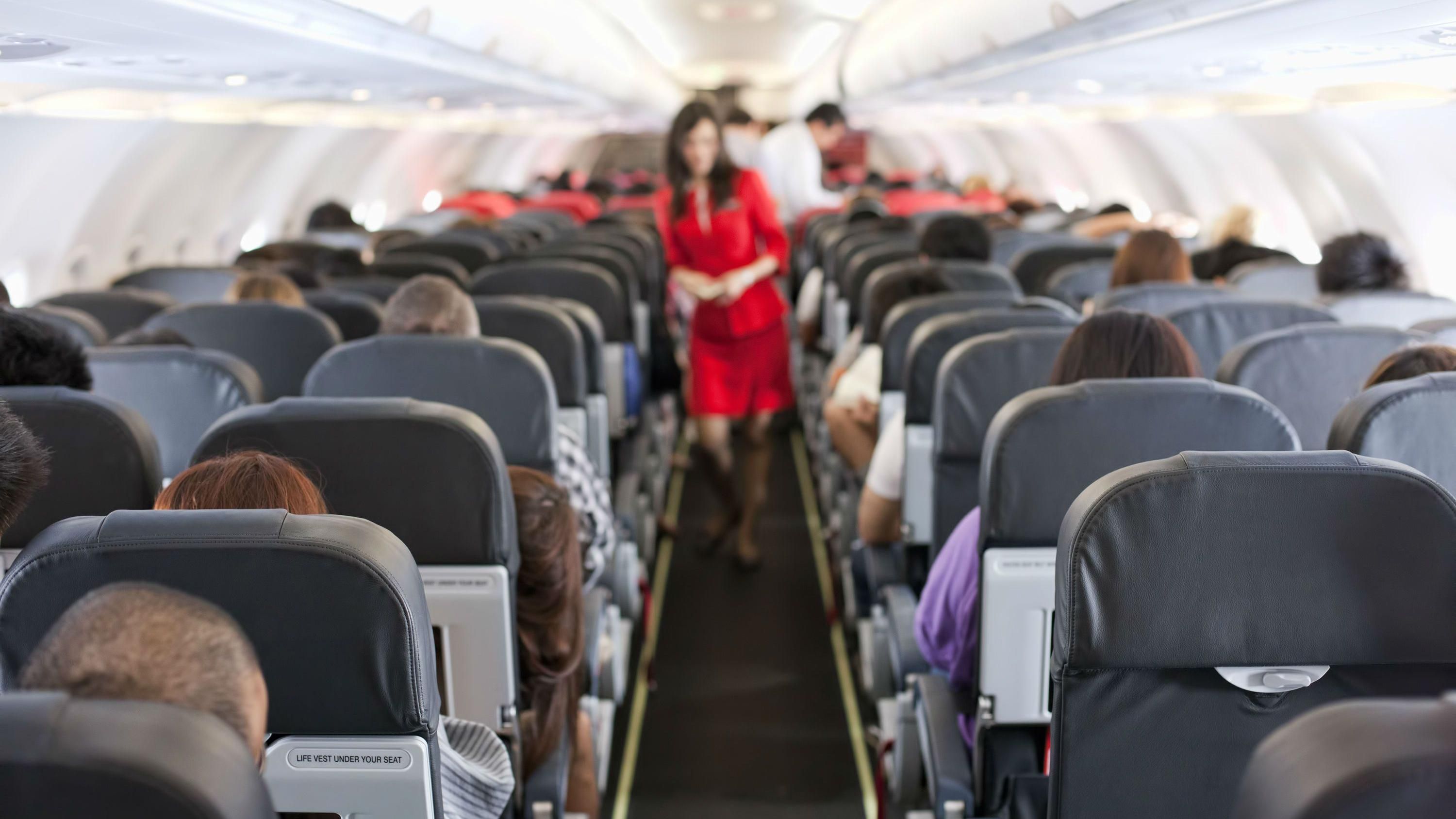 Вчені назвали місця, які є найбільш безпечними у літаку