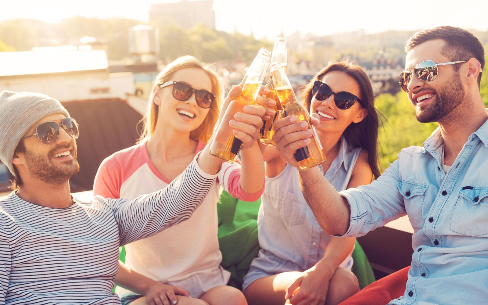 Одинокие или в отношениях: кто употребляет больше алкоголя