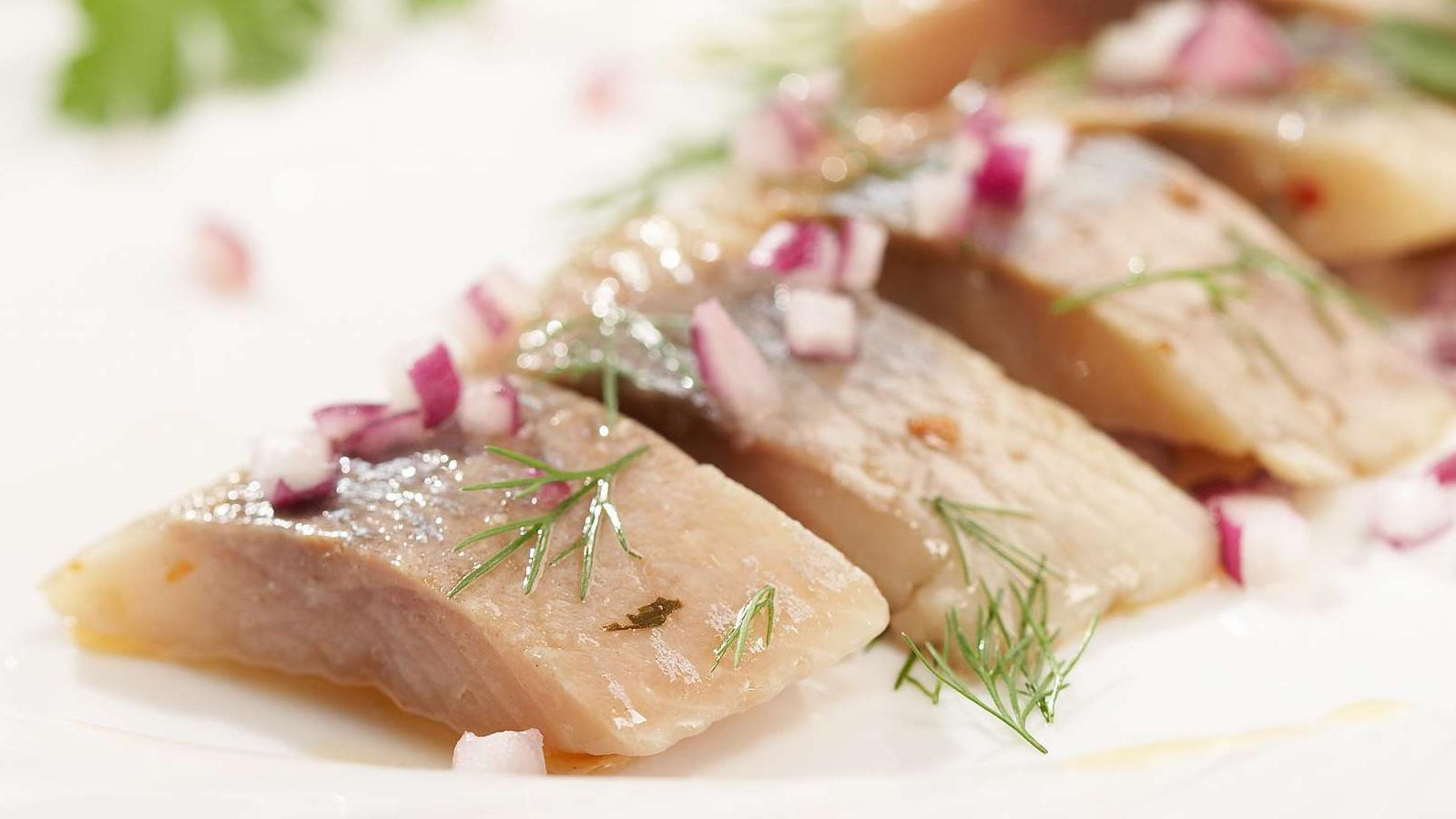 Почему утром нужно съесть огурец или селедку