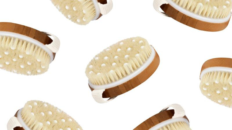 Чем полезен массаж сухой щеткой