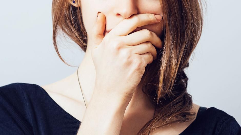 Неприятный запах изо рта - причины, почему он возникает