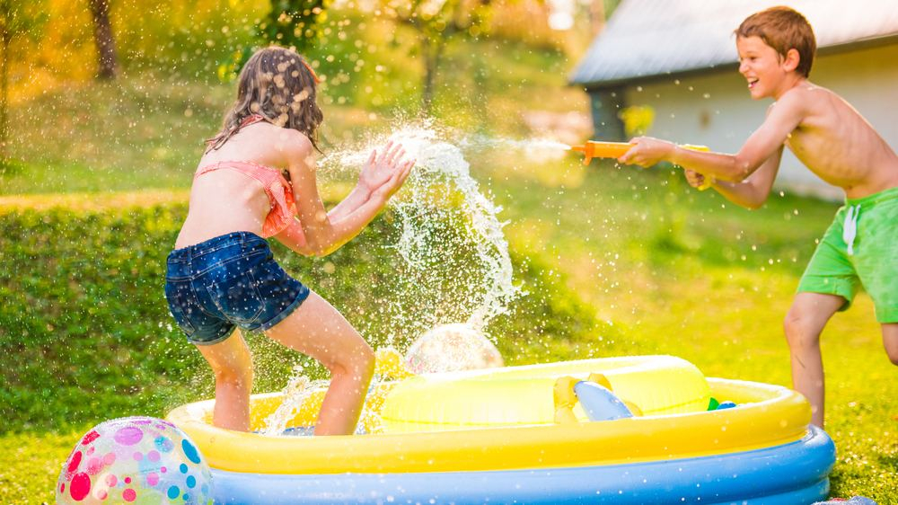 Опасные детские игрушки - с чем нельзя играть детям летом