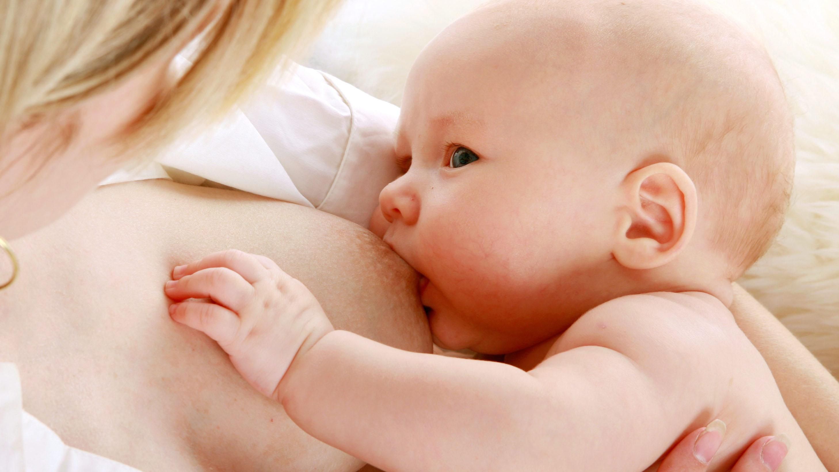 Жінка винахідливо відреагувала на прохання "прикрити годування грудьми" на людях: фото Жінка винахідливо відреагувала на прохання "прикрити годування грудьми" на людях: фото