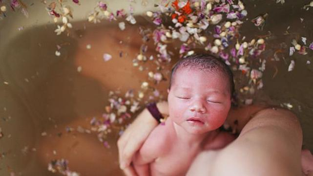 Роды в воде - опасность, минусы, недостатки водных родов