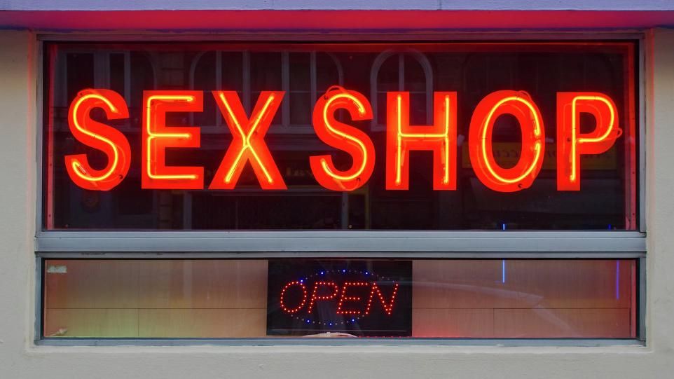 Хто частіше відвідує секс-шопи: цікава статистика