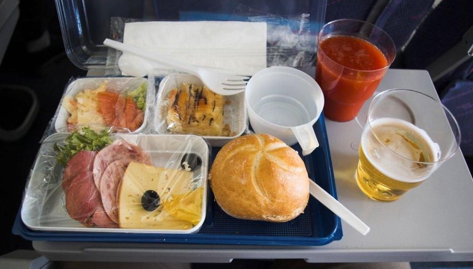 Чому краще не брати їжу на борту літака