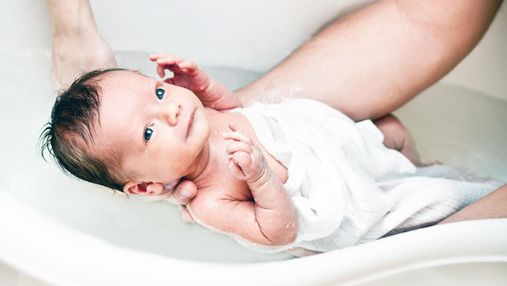 Як правильно купати новонародженого: поради та рекомендації