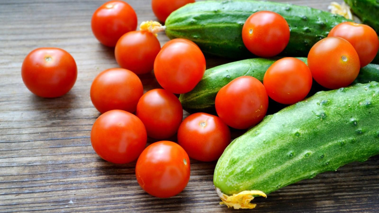 Дієтолог спростувала міф про несумісність помідорів з огірками
