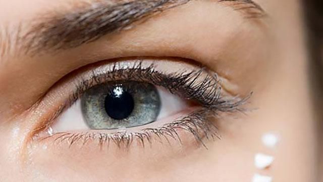 Догляд за шкірою навколо очей: топ-5 помилок