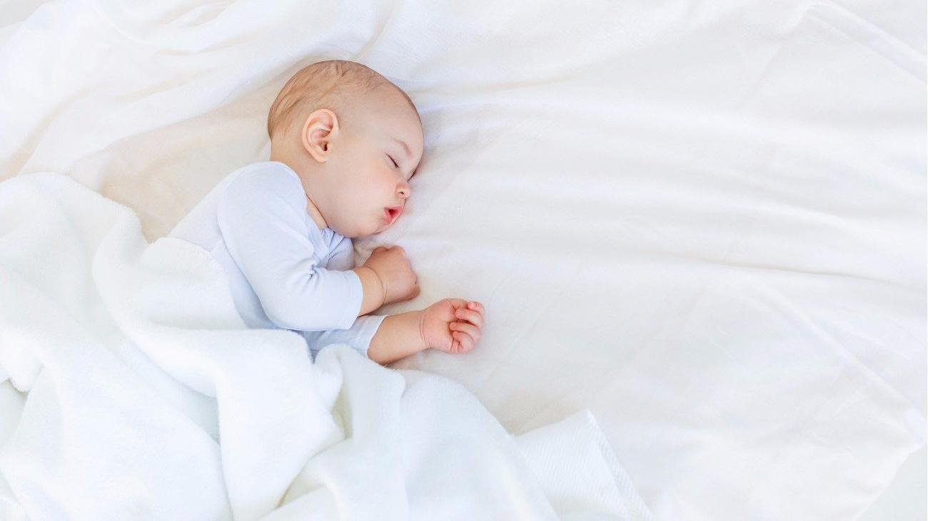 Чому дитина потіє під час сну: причини нічної пітливості