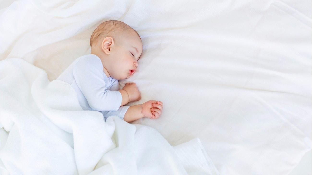 Почему ребенок потеет во время сна: причины ночной потливости