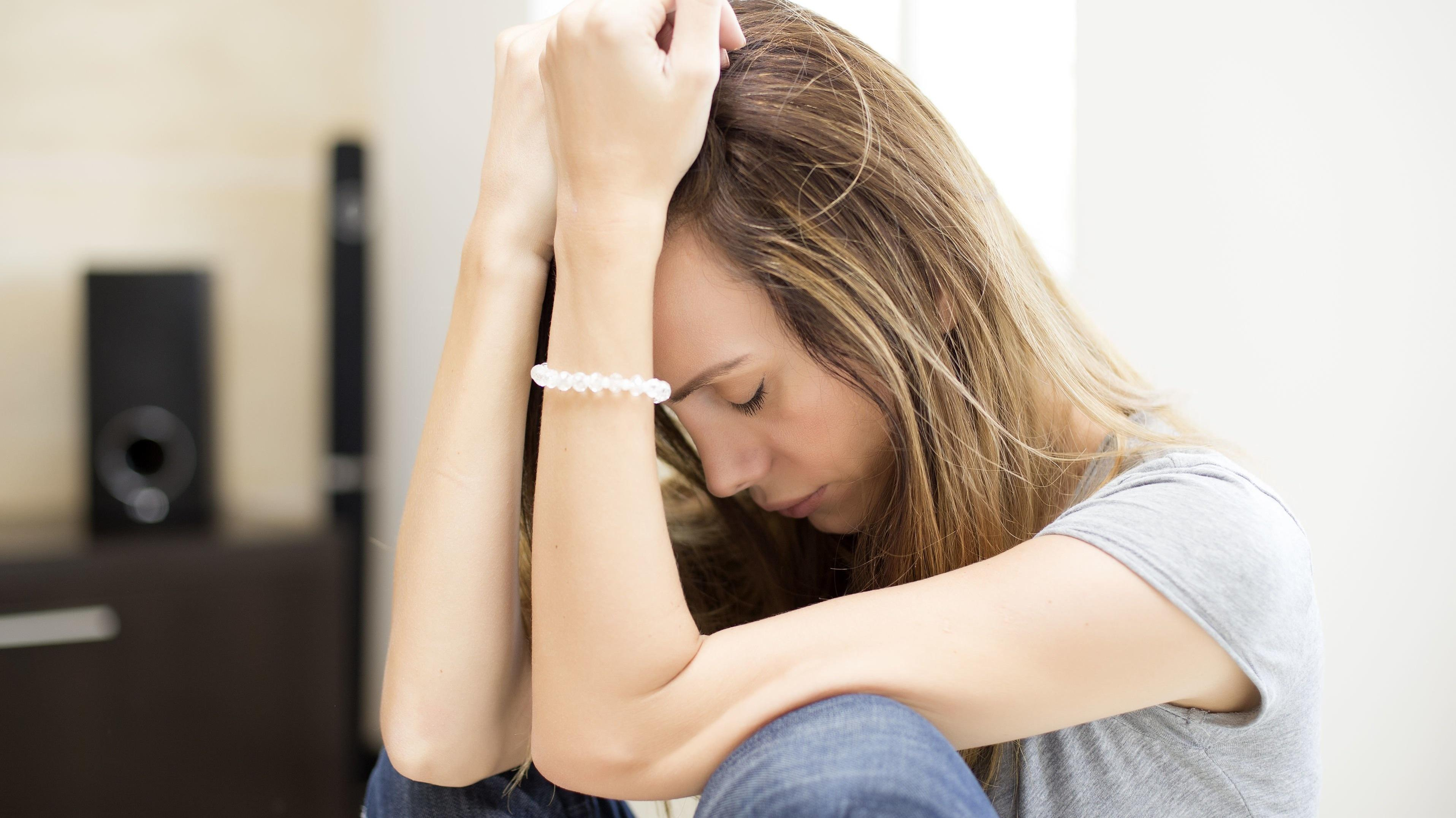 Почему девушки и женщины стали чувствовать себя менее счастливыми